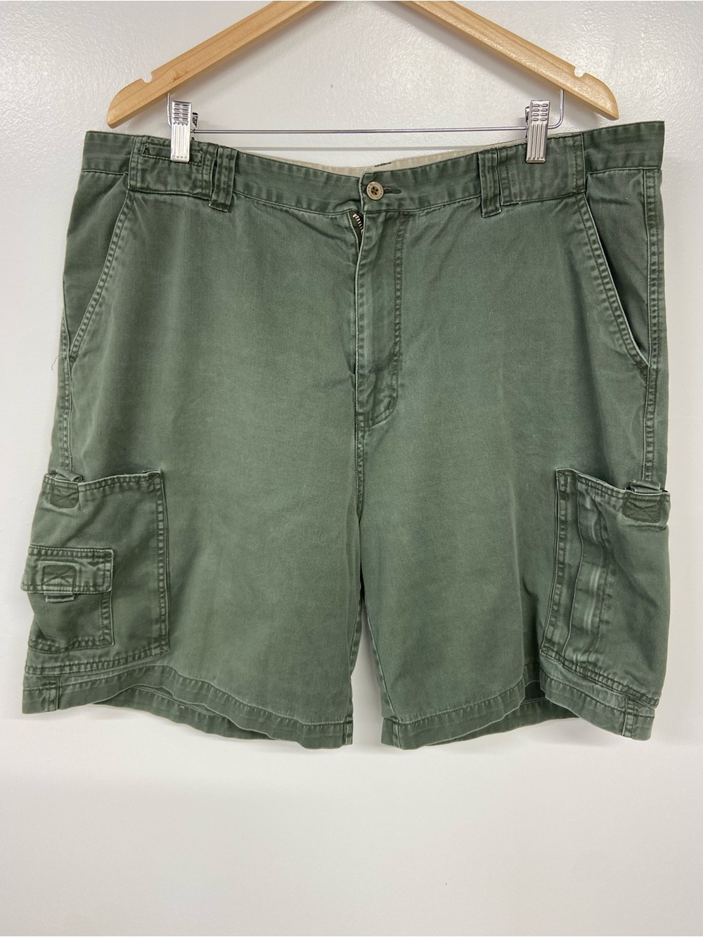 Coliseum Clothing Co Relaxed Fit Cargo Shorts in Olive Green Size 40